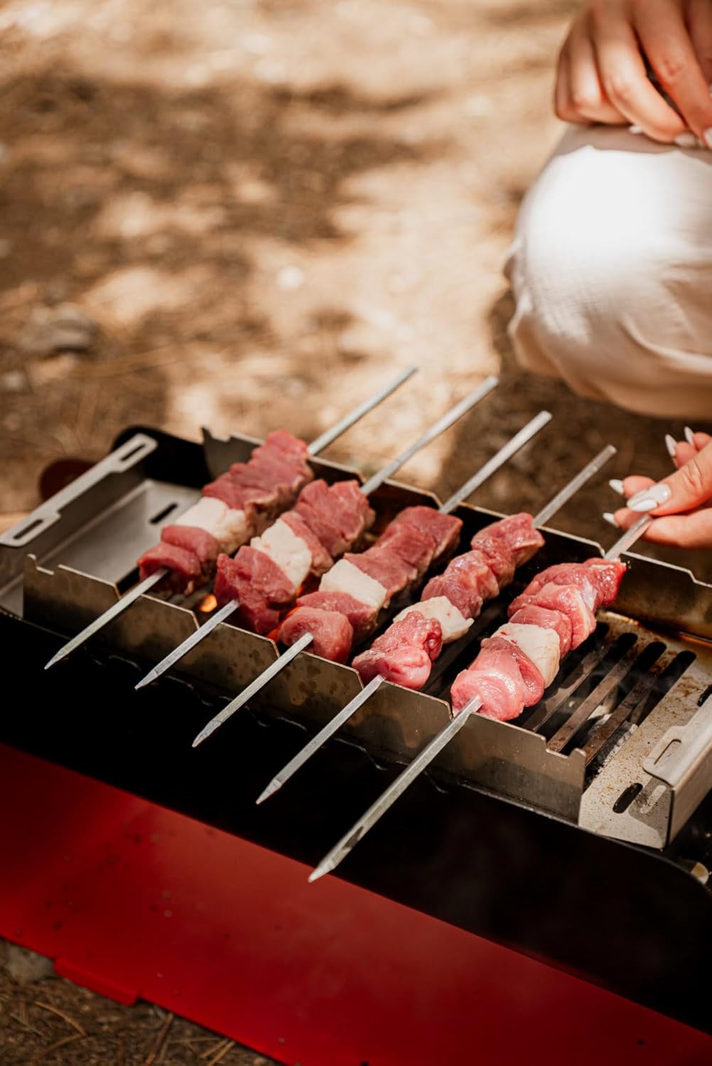 Fumo M Tragbarer Campinggrill in Rot | Kompakter & Demontierbarer Holzkohlegrill | Leicht zu Transpo