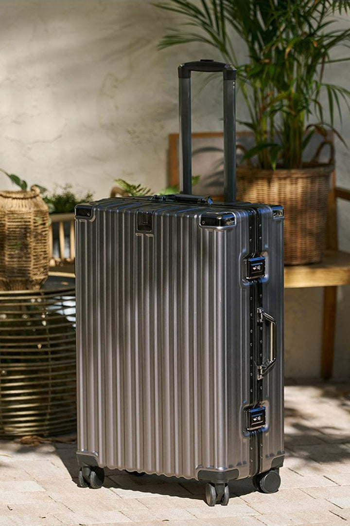 Aoliwei Mittelgrosser Koffer M 67cm - Alurahmen Hartschalenkoffer aus 100% Polycarbonat, ca. 65L - P