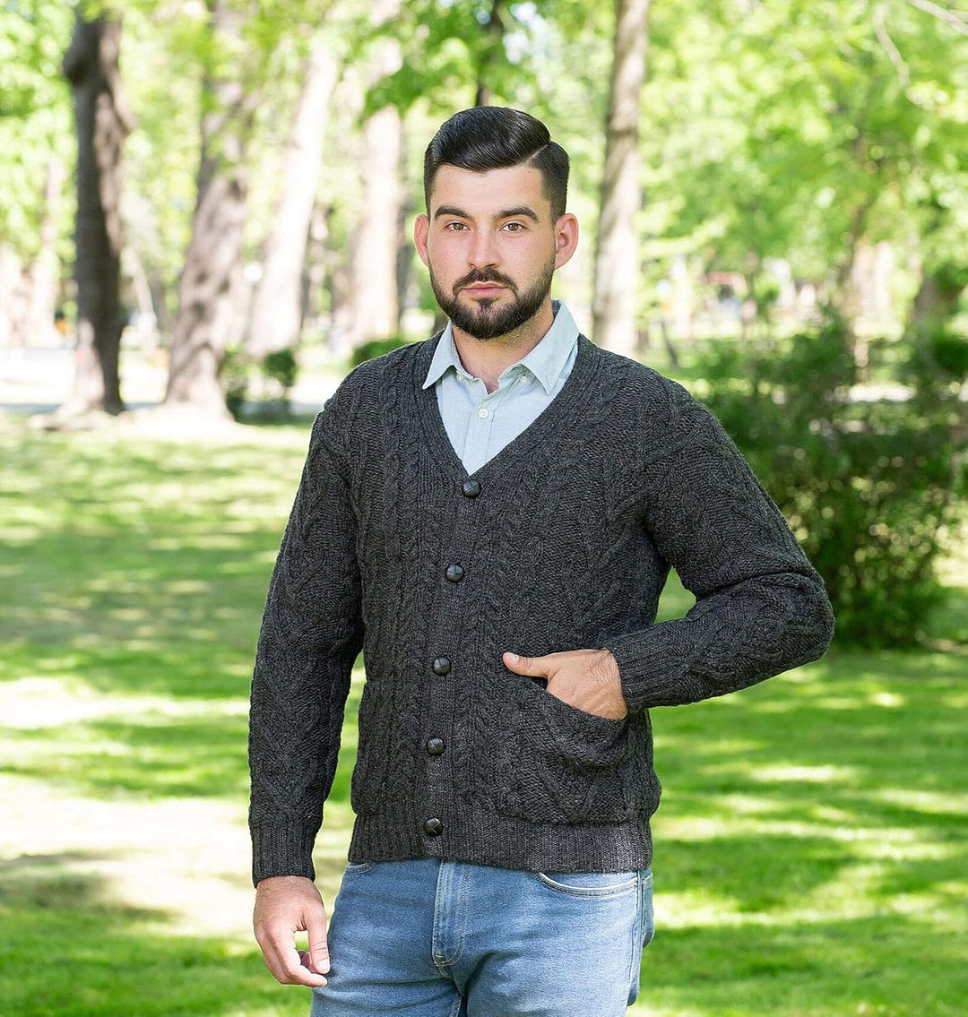 SAOL Herren Aran Irish Cable Knit Strickjacke Cardigan aus 100% Merinowolle mit V-Ausschnitt und Knö