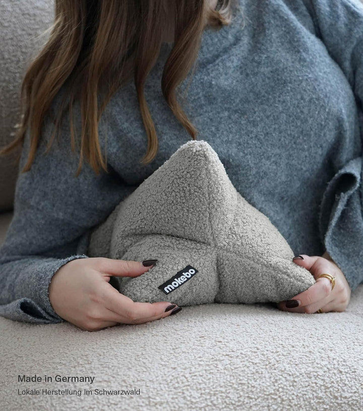 mokebo 'Der Leseknochen' Lesekissen aus weichen Bouclé-Stoff, ergonomisches Nackenkissen aus gemütli