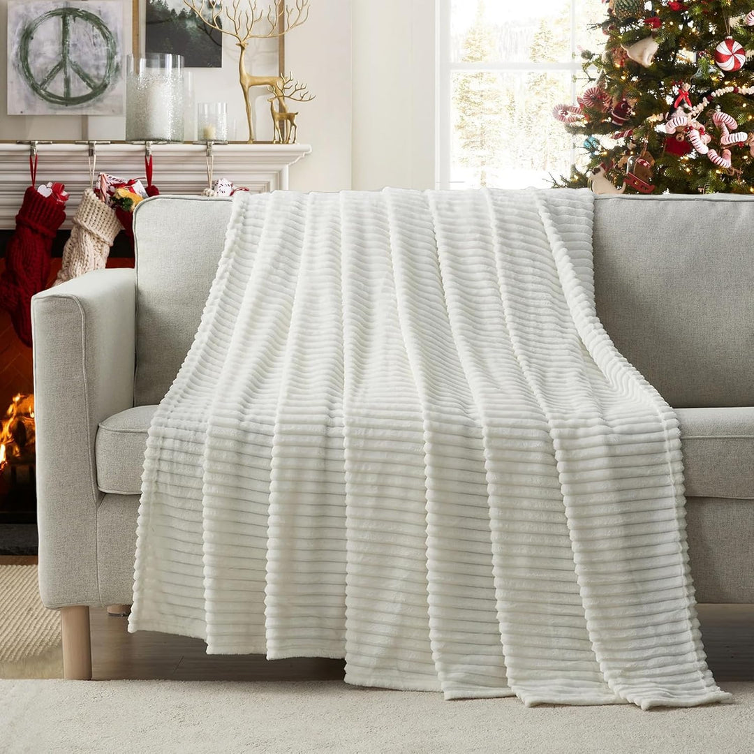 QOFLY Soft Kuscheldecke weiss 150x200 cm Geschenkverpackung Hochwertige, Flauschige Fleecedecke als