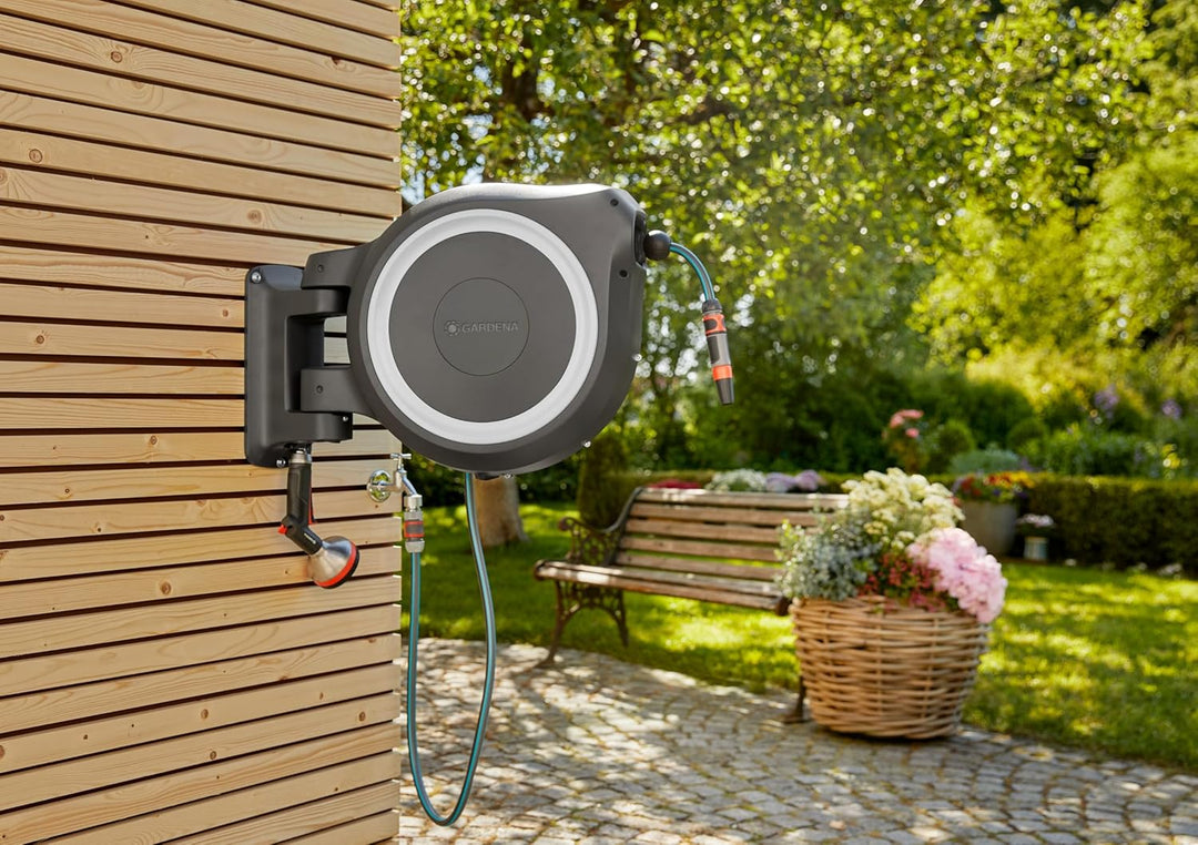 Gardena Wand-Schlauchbox RollUp L (weiss) 30 m: mit ecoPulse Spritze, Schwenkbare Schlauchbox, integ