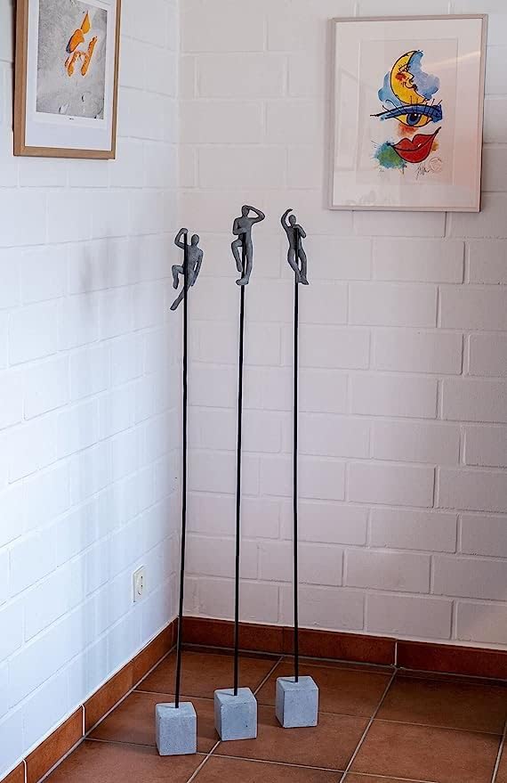 IDYL Moderne Skulptur Figur Sandsteinguss Set Looking Waving Hanging Man an Langer Stange | grau | 9