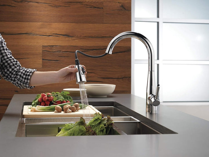 Delta Wasserhahn Essa Single Griff Pull-Down-Küchenarmatur mit magnetischem Docking Chrome Standard,
