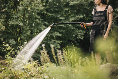 Fiskars Giessstab mit 3 Funktionen, Schwenkbarer SoftGrip-Düsenkopf, Durchflusskontrolle mit Frontre