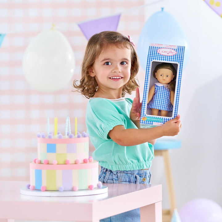 Les Trendies Mini Corolline Romy brünett, Vollvinylpuppe mit langem Haar und Karokleid in Geschenkbo