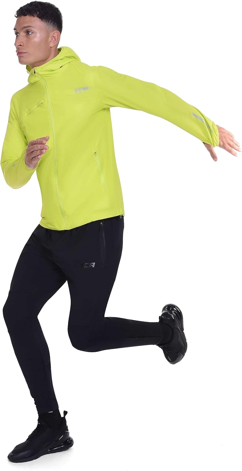 TCA Herren Lauf-Softshelljacke. Reflektierende atmungsaktive Packable-Jacke mit Reissverschlusstasch