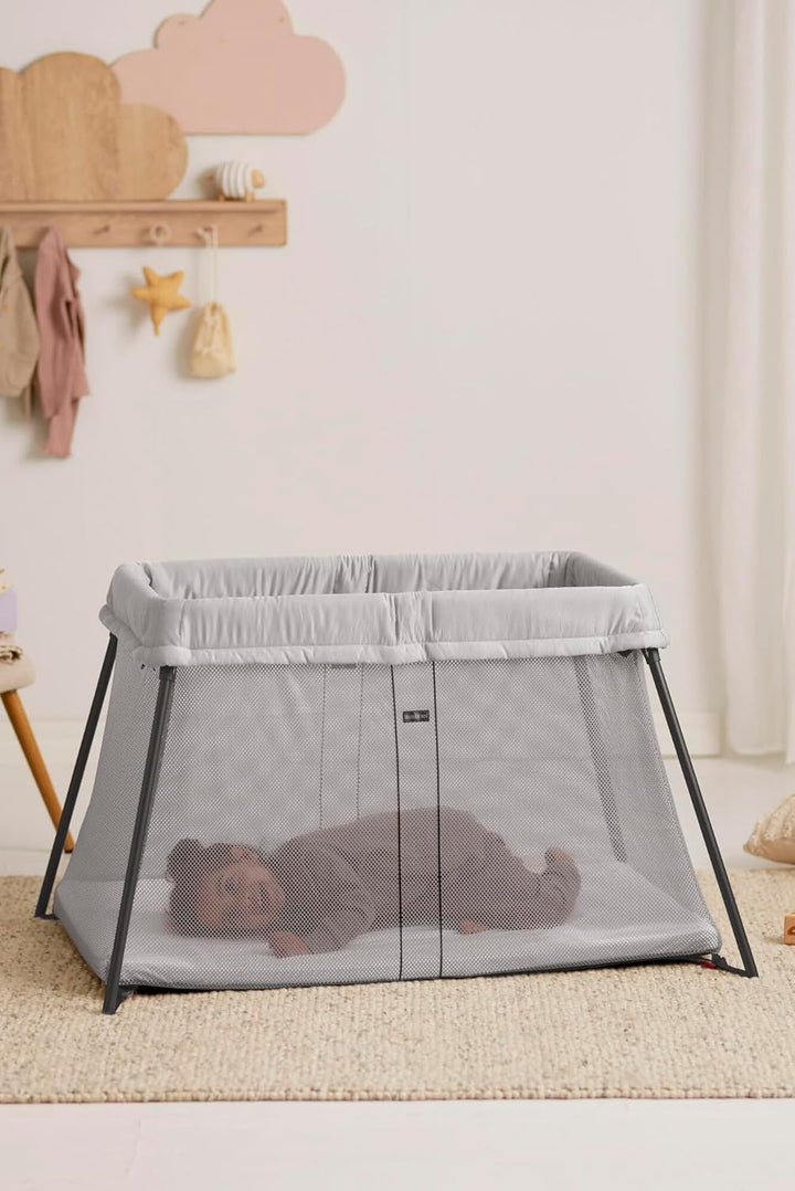 BabyBjörn Reisebett Light mit Spannbetttuch für Reisebett Light, Silber Silber Einfarbig, Silber Ein