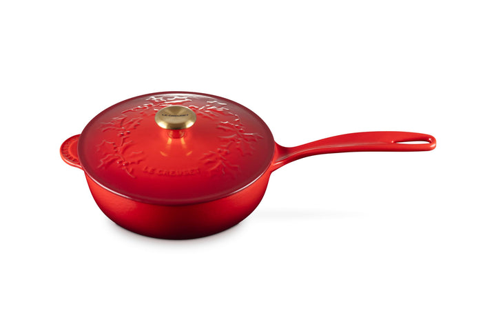 Le Creuset Stechpalmen-Untertasse aus emailliertem Gusseisen, 2,25 qt, Kirschrot mit goldfarbenem Kn