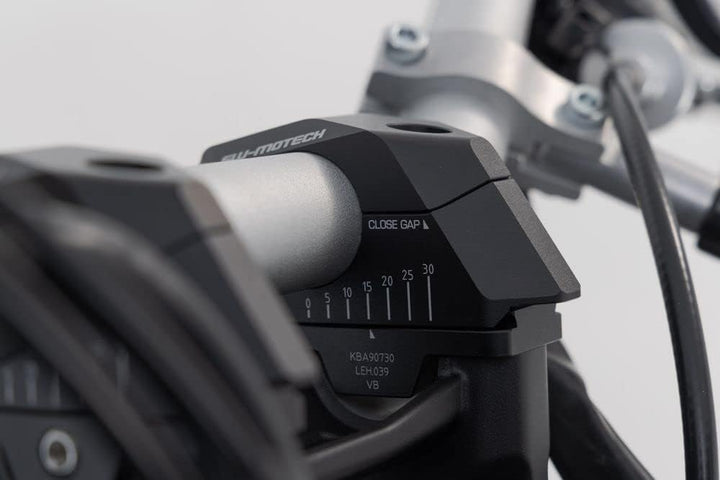 SW-Motech Lenkerverlegung variabel für Ø28 Lenker - H=28 mm. Verlegung 5/10/15/20/25/30 mm. Schwarz.