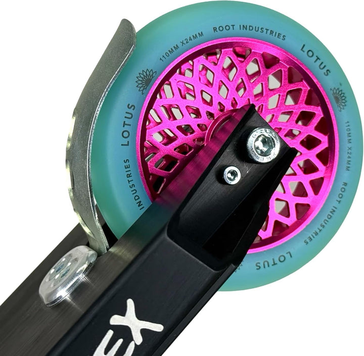 Root Industries Lotus Stunt-Scooter Rolle 110mm + Fantic26 Sticker (Pink/Pu Isotope), Pink/Pu Isotop
