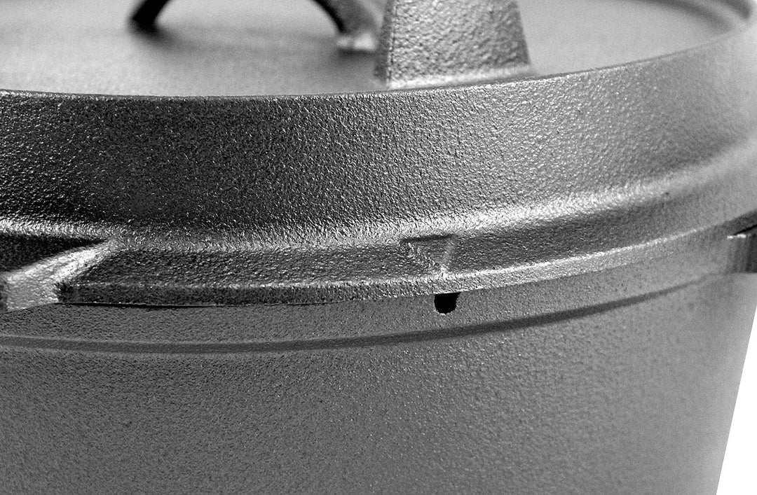 Rosenstein & Söhne Feuertopf: Dutch Oven aus Gusseisen mit Standfüssen, 2in1-Deckel & -Pfanne, 6 l (