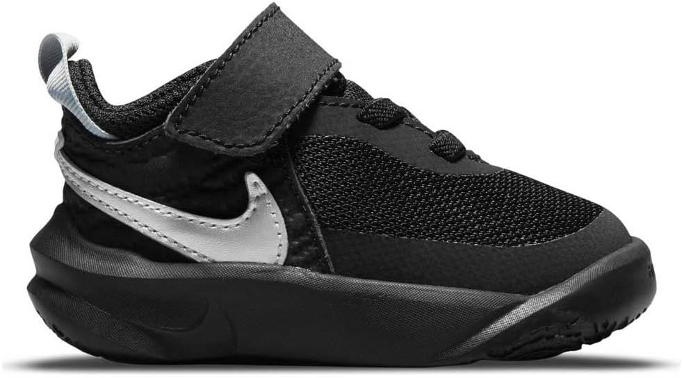 Nike Unisex Kinder Team Hustle D 10 Gs Gymnastikschuh 17 EU Black Metallic Silver Volt White, 17 EU