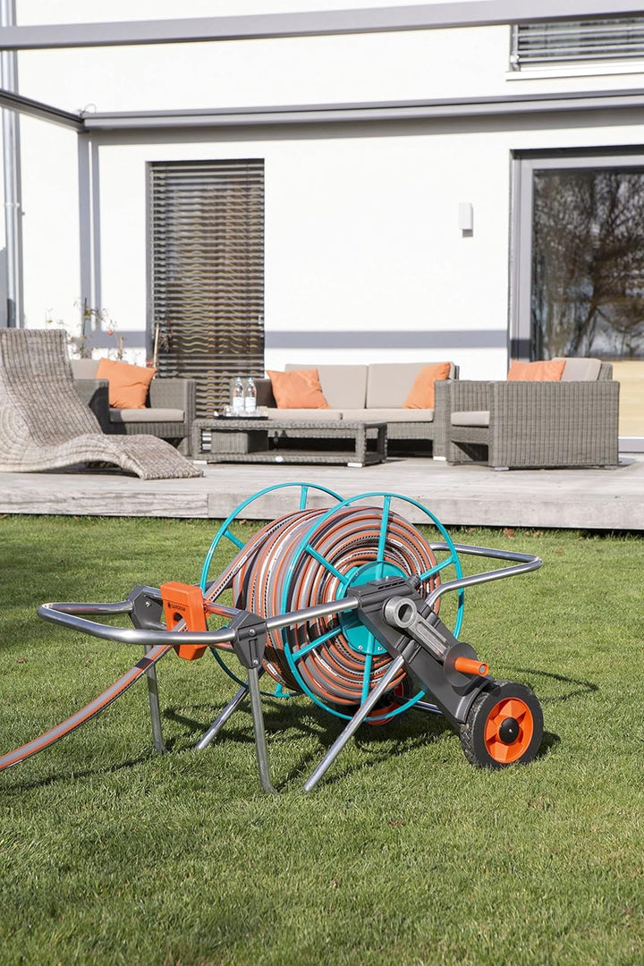 Gardena Metall Schlauchwagen 100: Stabile, beschichtete Schlauchtrommel, abgewinkelter Schlauchansch