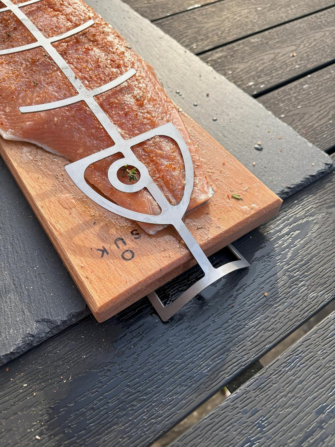 SOUK ONE Flammlachsbrett aus Buche Holz/Edelstahl – Rostfrei, Verstellbare Halterung, Perfekt für Fe