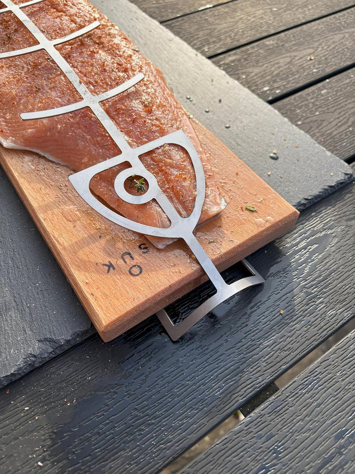 SOUK ONE Flammlachsbrett aus Buche Holz/Edelstahl – Rostfrei, Verstellbare Halterung, Perfekt für Fe
