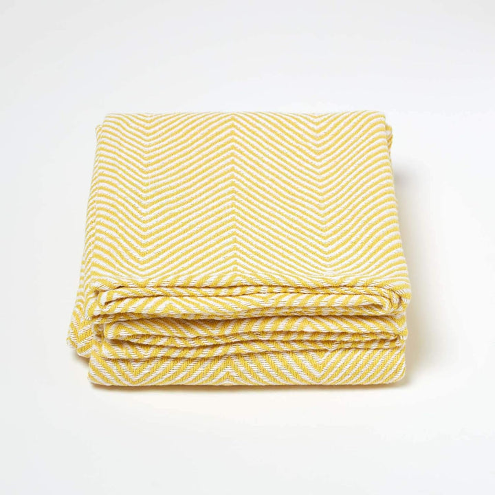 Homescapes extra grosse Tagesdecke Halden mit Fischgräten-Muster, weiche Wohndecke aus 100% Baumwoll