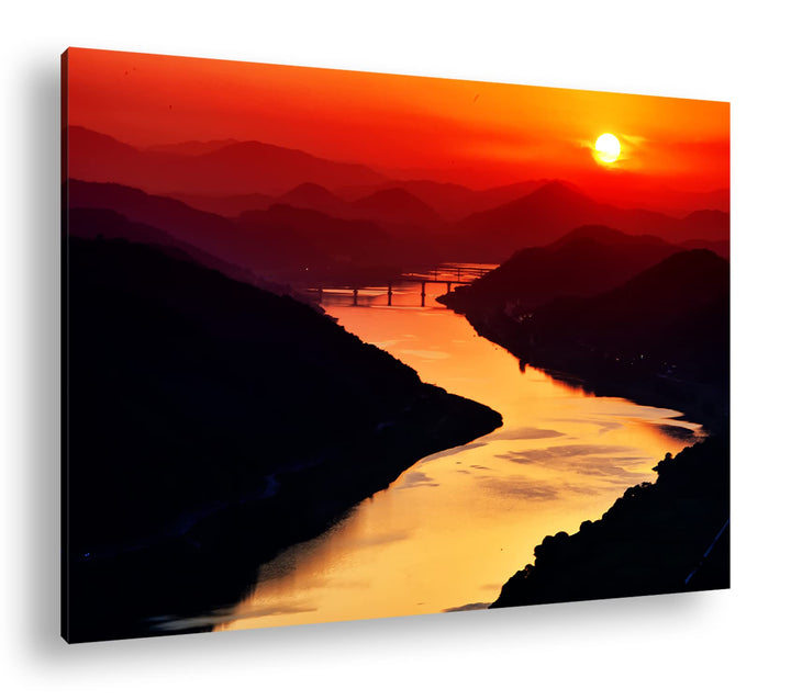 deyoli Dark langer Fluss im roten Sonnenschein im Format: 80x60 als Leinwandbild, Motiv fertig gerah