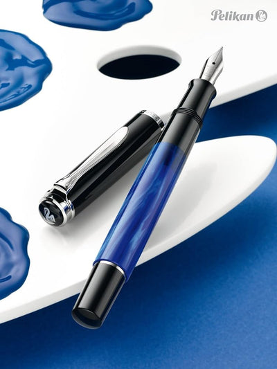 Pelikan Füllhalter Classic 205, Blau-Marmoriert, Feder EF (extra-fein), hochwertiger Kolbenfüller im