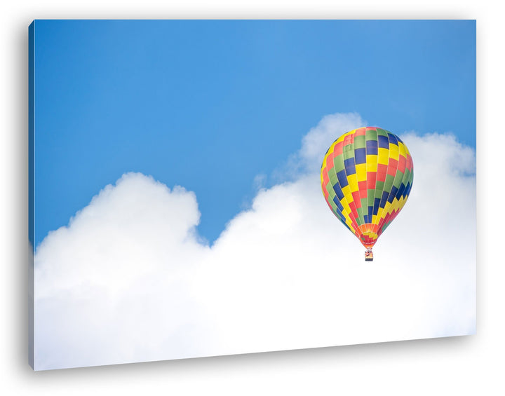 bunter Heissluftballon in der Luft Format: 80x60 als Leinwandbild, Motiv fertig gerahmt auf Echtholz