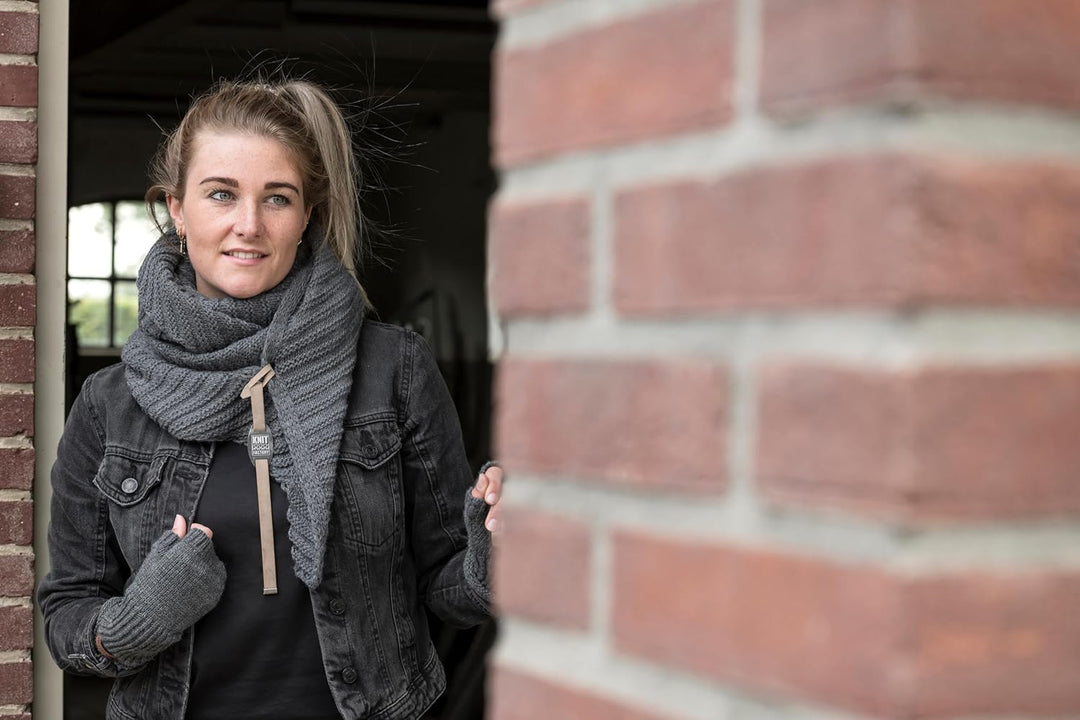 KNIT FACTORY - Demy Dreiecksschal - Damen Strickschal mit Wolle - Winterschal - Herbst & Winter Esse