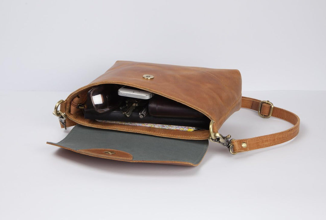 HOLZRICHTER BERLIN Damen Umhängetasche (M) – Premium Leder Handtasche klein Camel-braun, Camel-braun