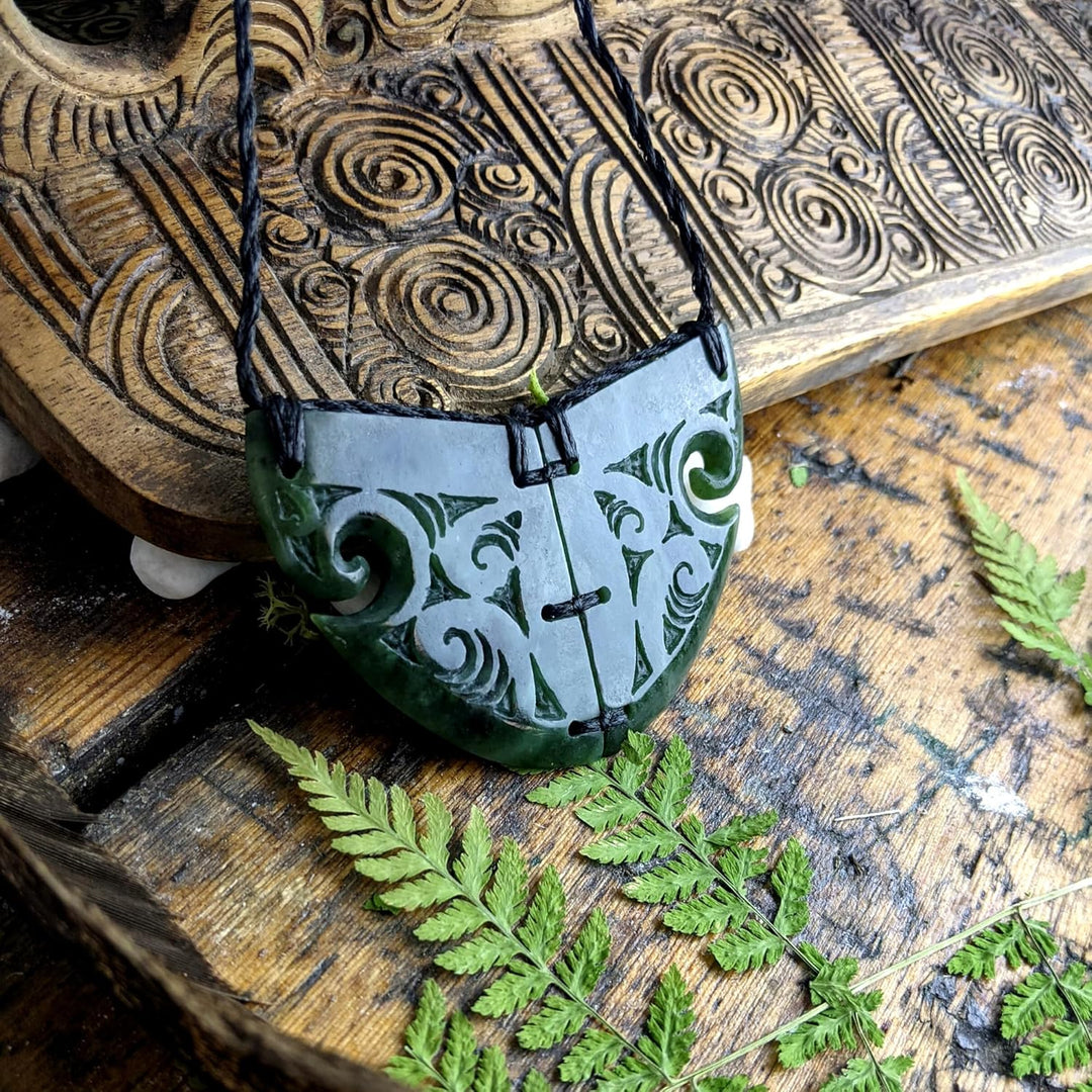 81stgeneration Halskette Koru Gravierte Brustplatte Handgeschnitzte Schwarze Nephrit-Jade für Damen