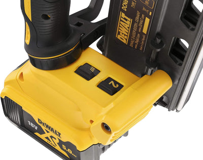 DeWalt Zwei-Stufen-Akku-Nagler (18V, 5Ah, bürstenlos, kompakt und kabellos, für 90mm-Nägel,, inkl. Z