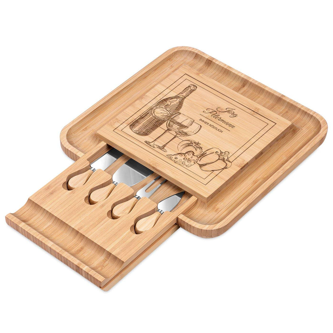 Maverton Käsebrett Servierplatte mit Gravur + 4er Käsemesser Set - aus Holz - 34x34cm - Geschenke fü