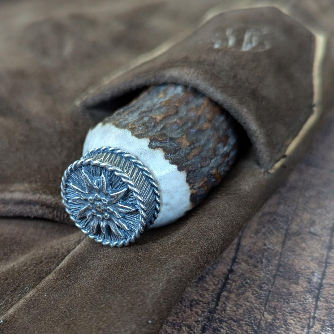 Hirschhorn-Lederhosen-Flachmann "Edelweiss"