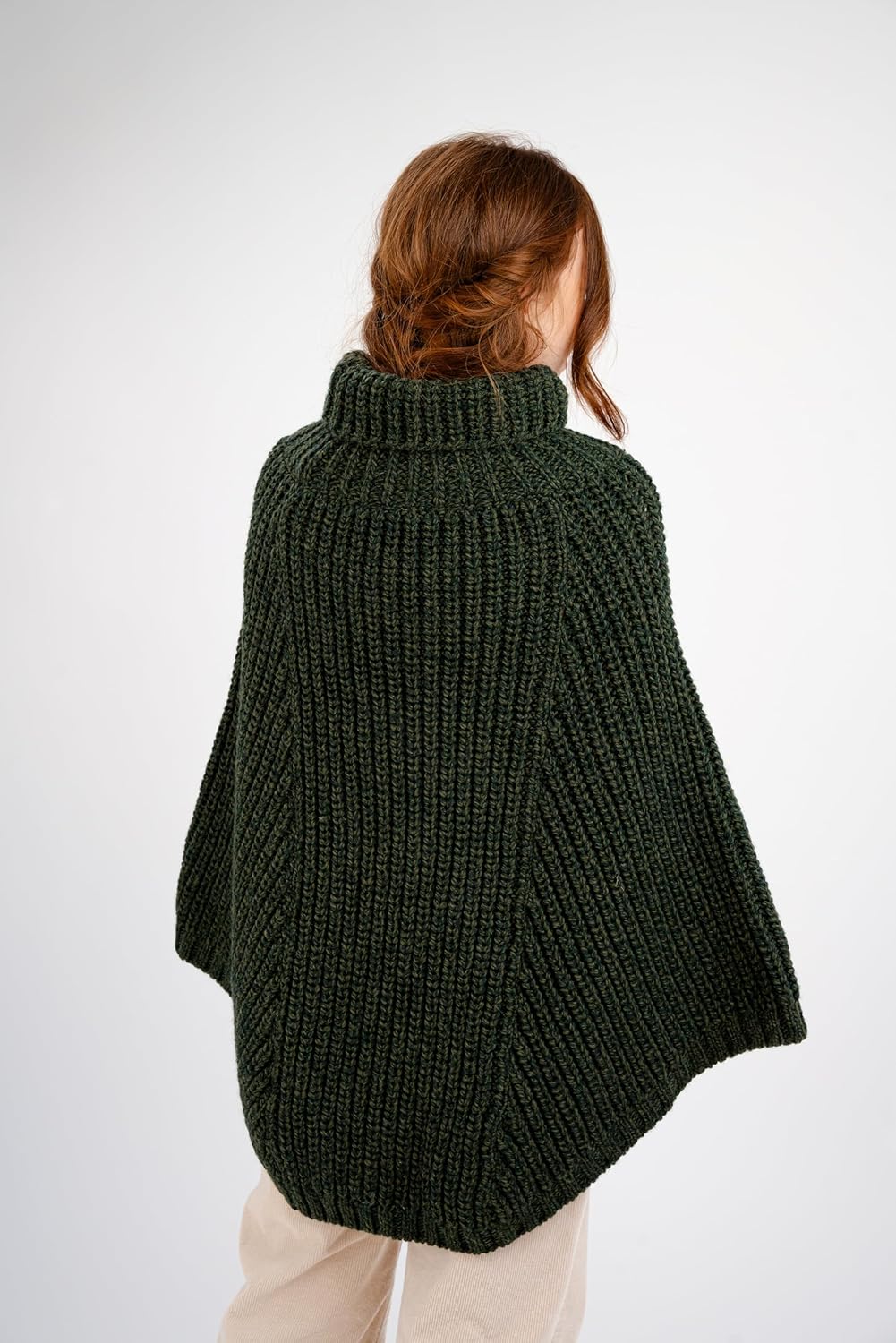 SAOL Damen Strickjacke aus 100% Merinowolle Zopfmuster Irische Aran Poncho Einheitsgrösse Armeegrün,