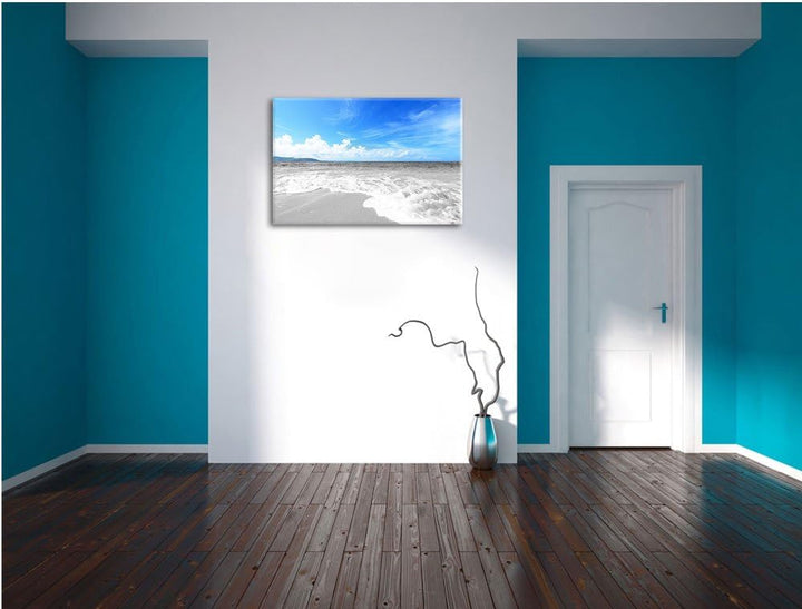 Sandstrand mit Welle bei azurblauen Himmel schwarz/weiss Format: 100x70 auf Leinwand, XXL riesige Bi