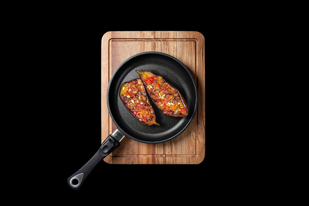 AMT Gastroguss Sonder-Edition Klaus grillt, Ø 28 cm, 5 cm hoch, abnehmbarer Stiel, nachhaltig und kl