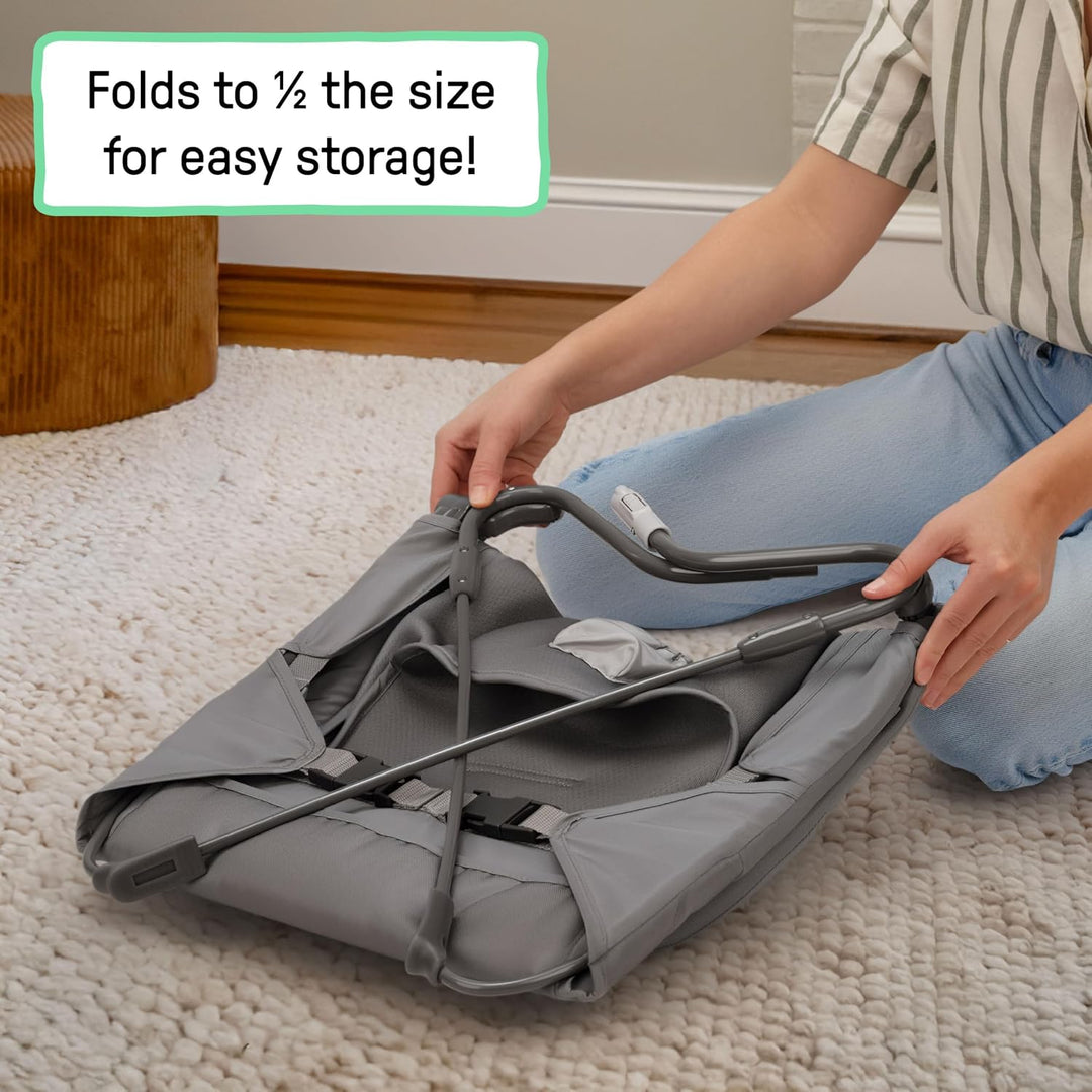Ingenuity Stow &amp; Go kompakte Falt Babywippe, leichter tragbarer Sitz mit Vibration &amp; Spielzeug, Grau
