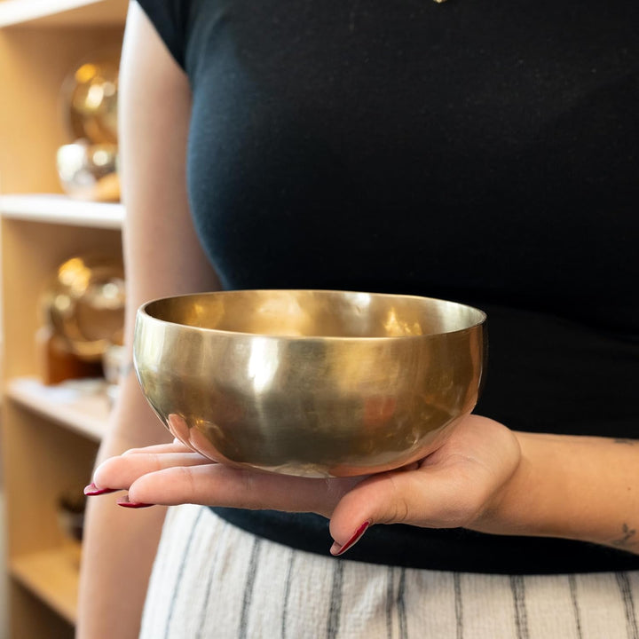 Tibetische Klangschale ca. 400g mit OM-Mandala-Gravur – Handgeschmiedet in Nepal – Fair Trade – Für