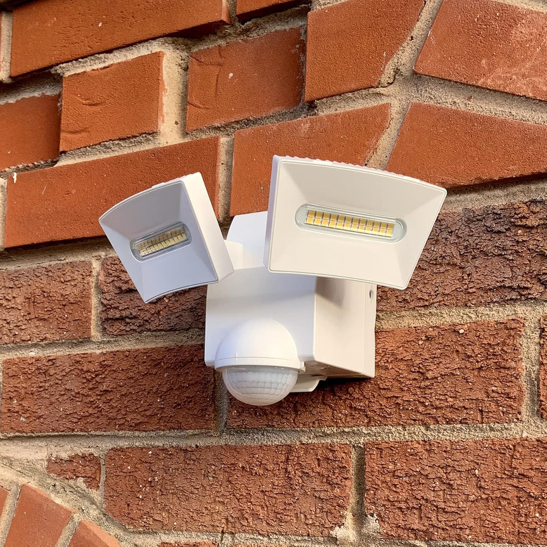 IQ Group Batterie LED Strahler, Moderne Aussenleuchte mit 180 Grad Bewegungsmelder, Lampe IP44 für A