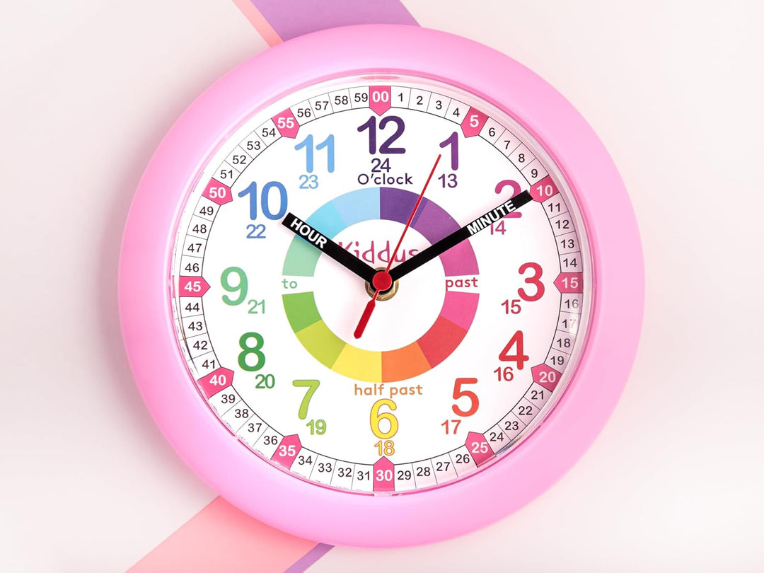Kiddus Wanduhr für Kinder. Analoger Zeitlehrer mit Zeitlernübungen. Stilles Uhr. Viele Sprachen. Eng