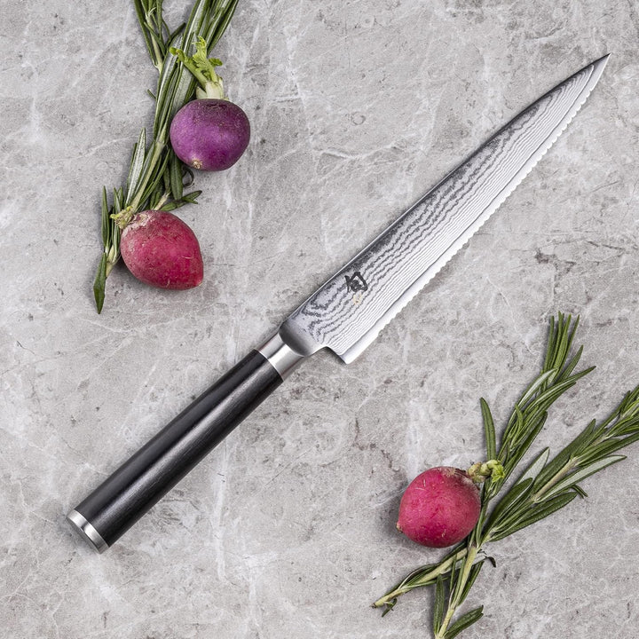 KAI Shun Classic japanisches Allzweckmesser 15 cm Klingenlänge mit Wellenschliff - Damastmesser 32 L