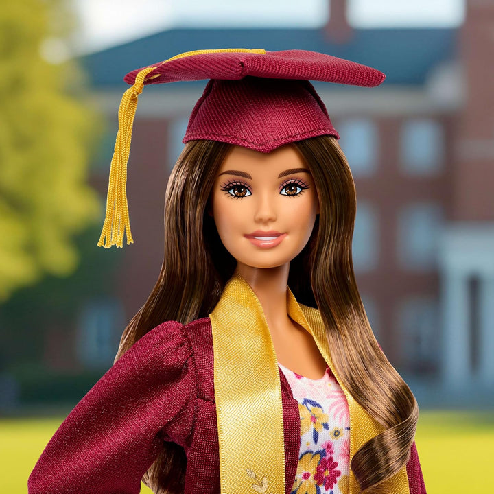 Barbie Signature Graduation Wishes Modepuppe mit burgunderrotem Talar und Hut mit Quaste, Spielzeug
