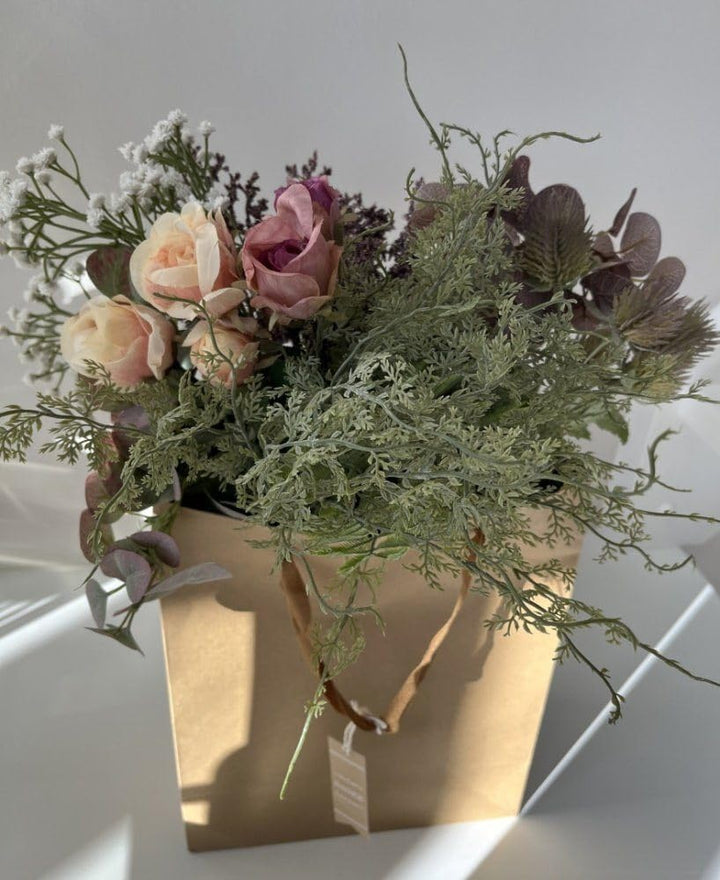 2474U Kunst-Blumenstrauss Bouquet Michelle in der Deko-Tüte 9-TLG.