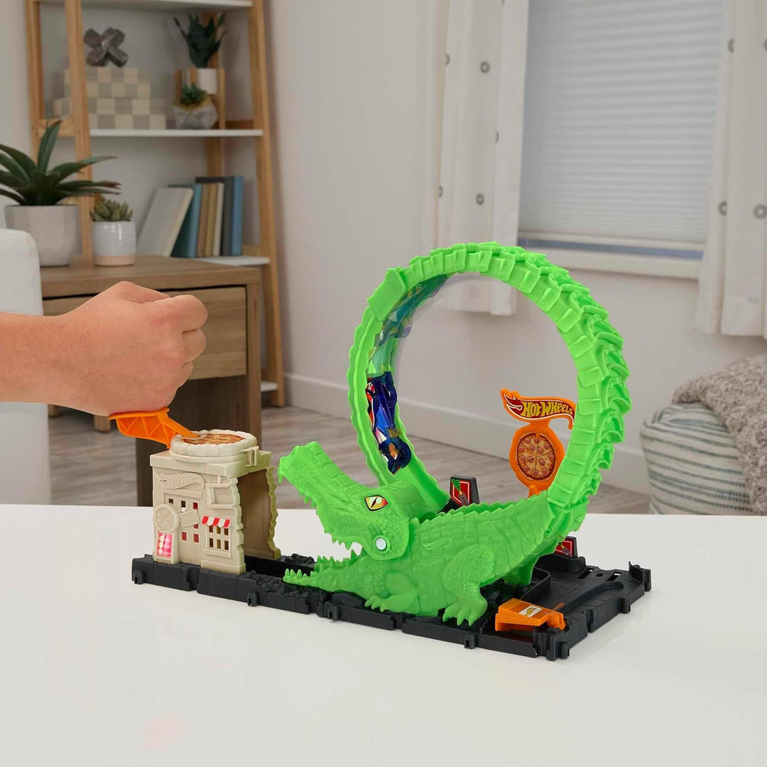 Hot Wheels Spielset Krokodilangriff - Rennbahn, Looping, Spirale, Verstellbarer Schwanz, Pizzeria-De