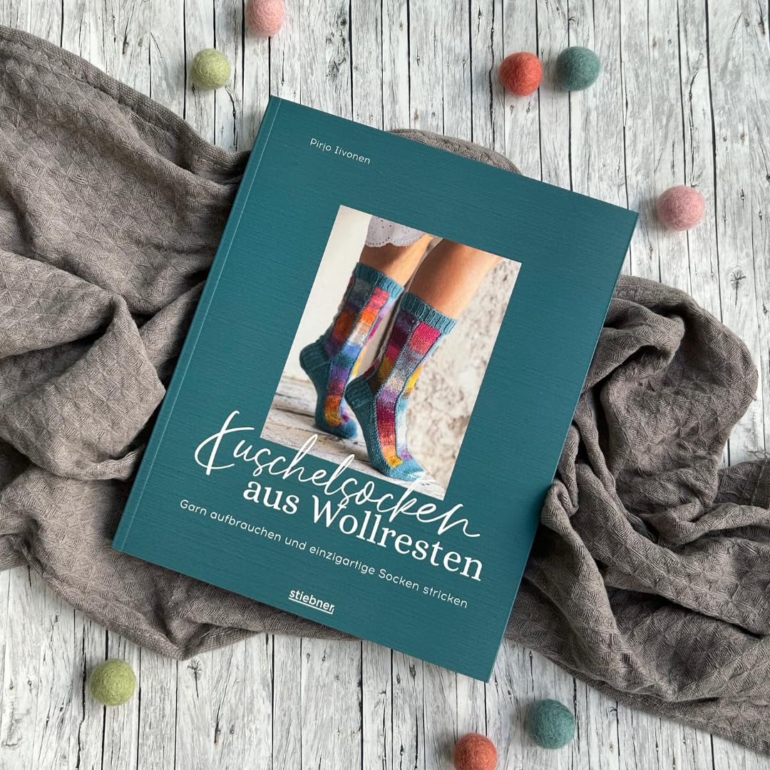Kuschelsocken aus Wollresten: Garn aufbrauchen und einzigartige Socken stricken. Das Strickbuch fürs