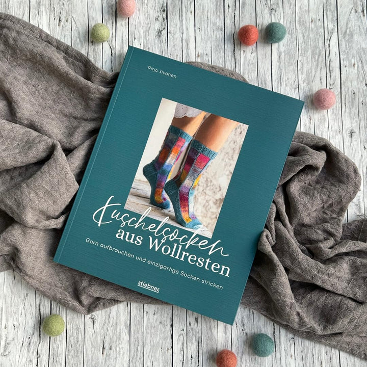 Kuschelsocken aus Wollresten: Garn aufbrauchen und einzigartige Socken stricken. Das Strickbuch fürs
