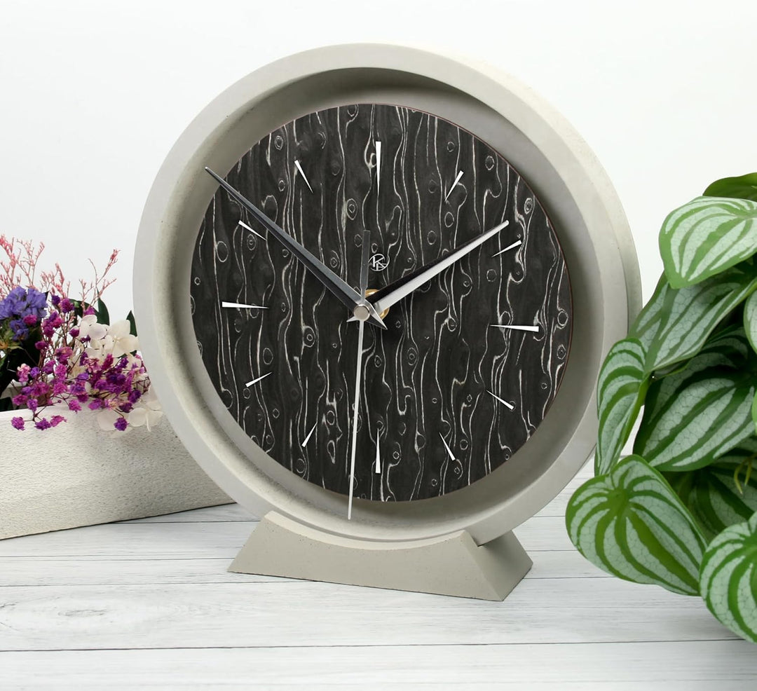 Runde Tischuhr aus Beton im Industrial Design – leise Standuhr ohne Ticken in minimalistischem Desig