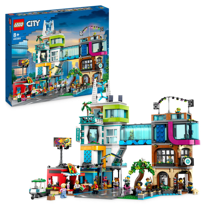 LEGO 60380 City Stadtzentrum Set, Modellbausatz, Spielzeug mit Spielzeugläden wie Friseur, Tierarzt,