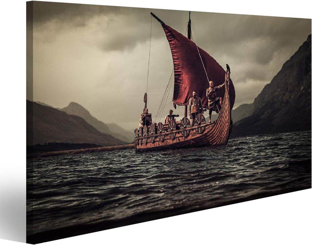 islandburner Bild auf Leinwand Gruppe Von Wikingern Auf Dem Meer Auf Drakkar Mit Bergen Im Hintergru