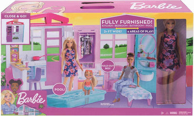 Barbie FXG55 - Ferienhaus mit Puppe, Möbeln und Pool, portables Puppenhaus ca. 46 cm hoch mit Trageg