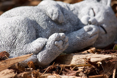 stoneandstyle Steinfigur Katze Minka träumend, massiver Steinguss, Frost- und wetterfest bis -30°C