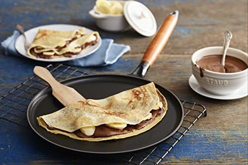STAUB Crepes Pfanne aus Gusseisen, mit Holzgriff, rund 28 cm, Für alle Herdarten geeignet, Schwarz
