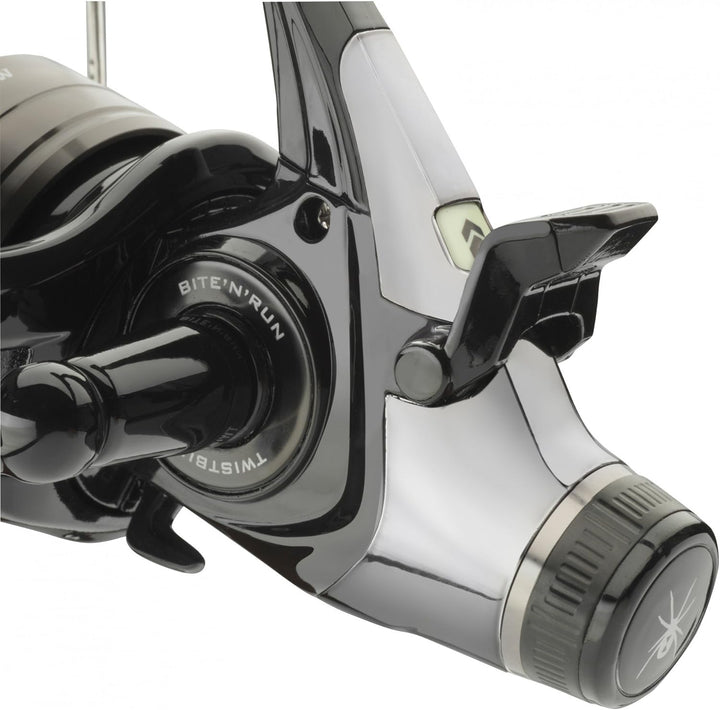 Daiwa - Black Widow Baitrunner/Freespool Rollen Grössen 3500A/4000A/4500A/5000A Karpfen Hecht Lachs